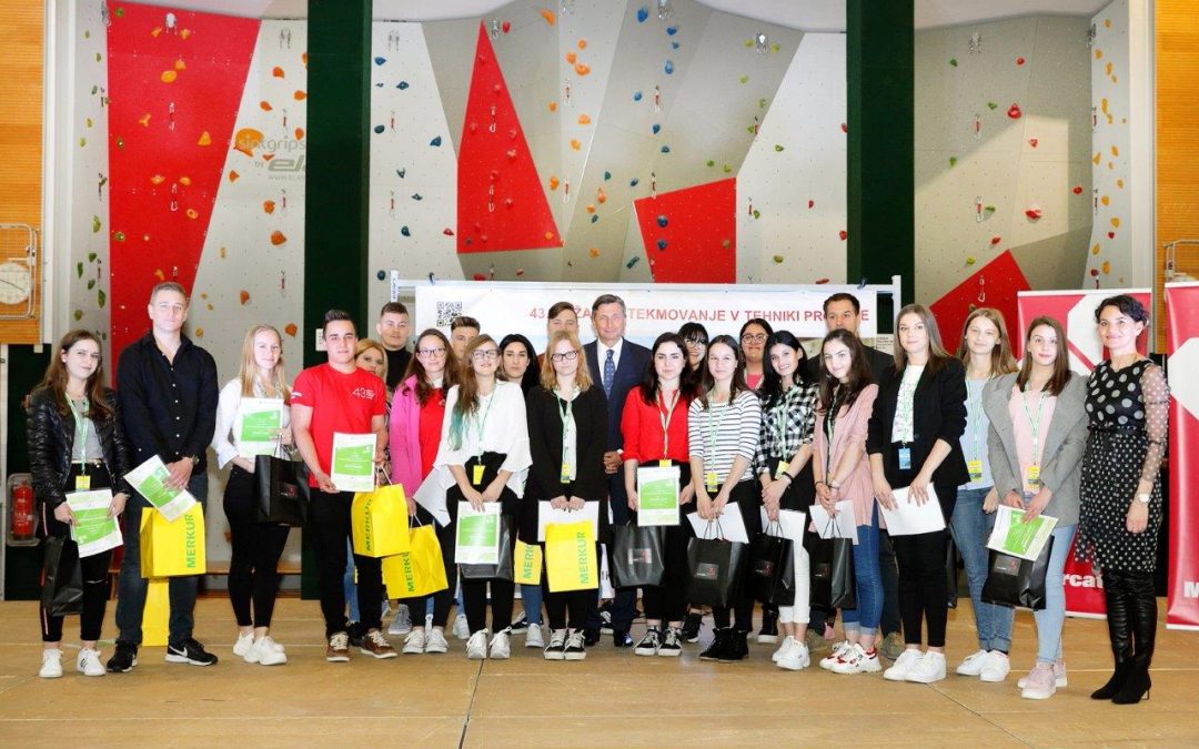 Predsednik Slovenije Borut Pahor obiskal Ekonomsko in trgovsko šolo Brežice in čestital najboljšim na državnem tekmovanju v tehniki prodaje